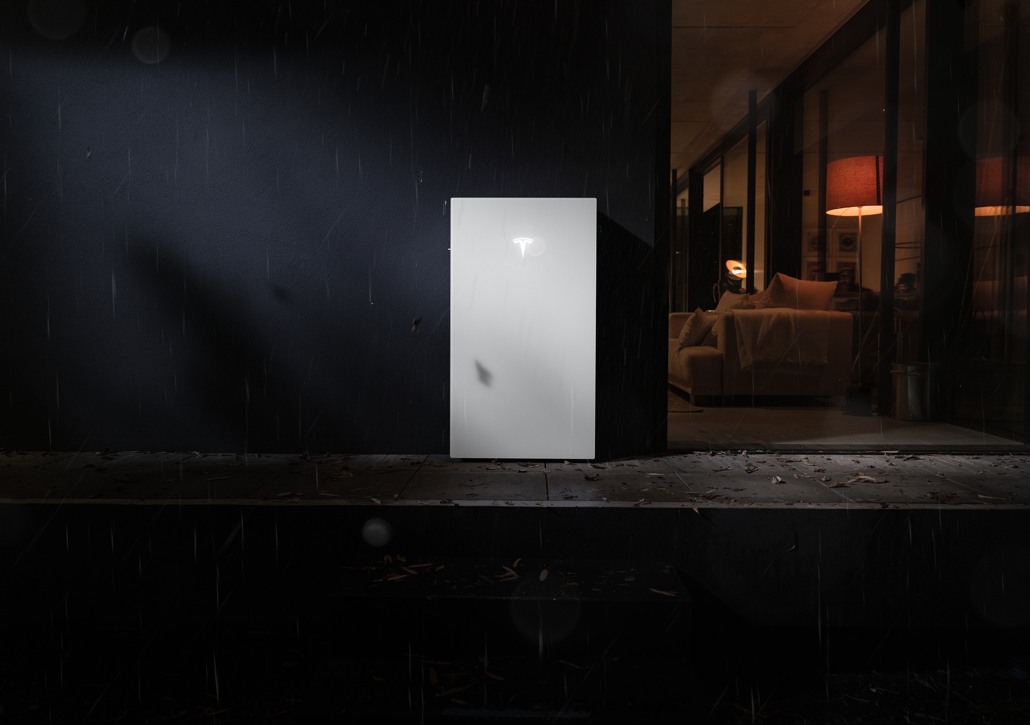 Tesla Powerwall an einem Wohngebäude